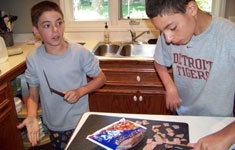 COOKING2 Boys Slicing Meat