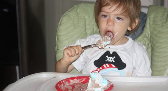 Living_Eating Child eating cake